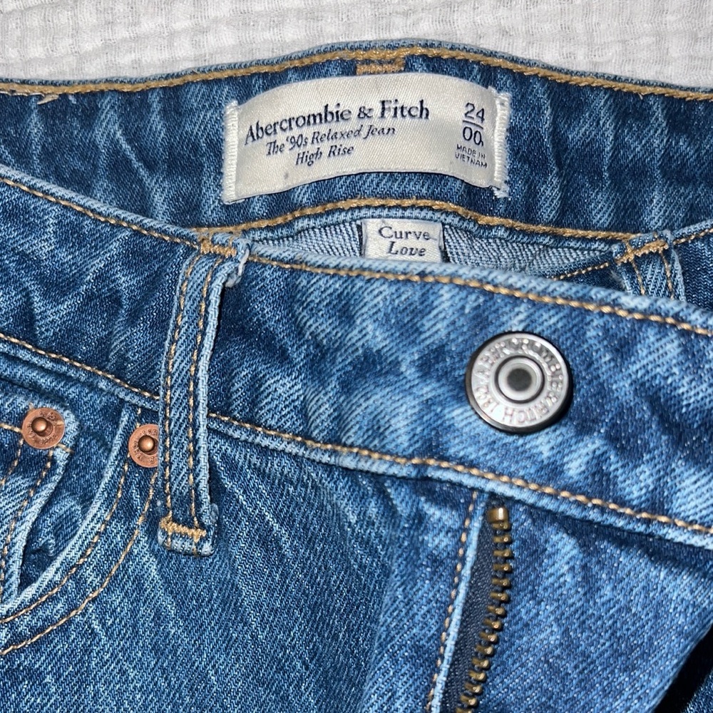Abercrombie & Fitch 90’s relaxed high rise Jean